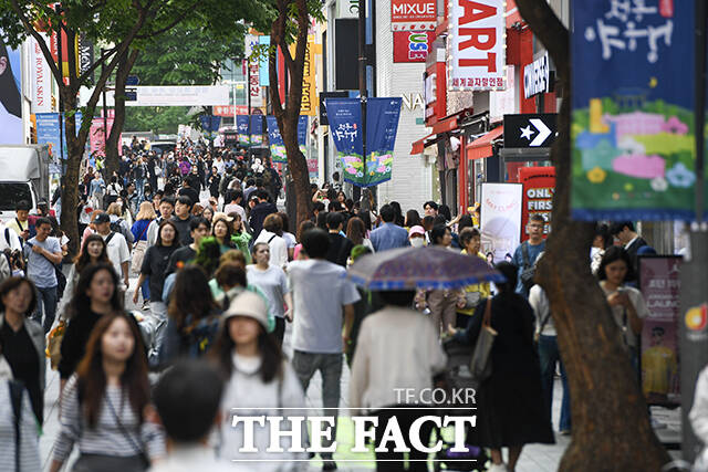 서울 시내 프랜차이즈 가맹점 매출이 팬데믹 이전 수준으로 회복된 것으로 나타났다. 2024 명동페스티벌이 열린 4월 26일 오후 서울 중구 명동거리가 관광객들로 북적이고 있다. /장윤석 기자