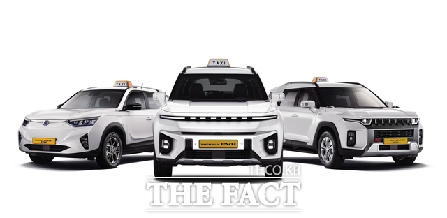 KGM이 지난달 출시한 (왼쪽부터) 코란도 EV 택시, 더 뉴 토레스 바이퓨얼 LPG 택시, 토레스 EVX 택시 등 중형급 SUV 택시 3종이 국내 택시 시장에 변화를 일으킬지 주목된다. /KGM