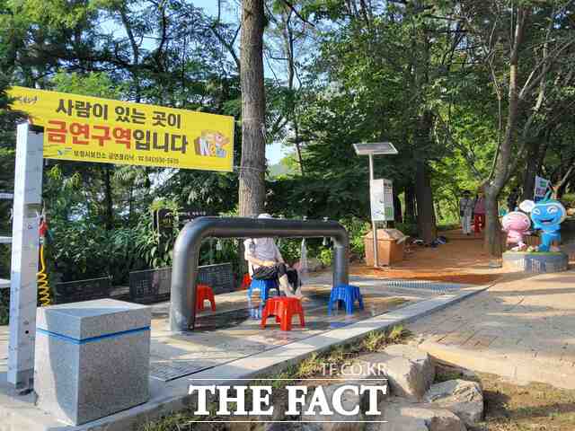 한 등산객이 최근 보령시가 정비한 옥마산 산책로에서 세족시설을 이용하고 있다. / 보령시