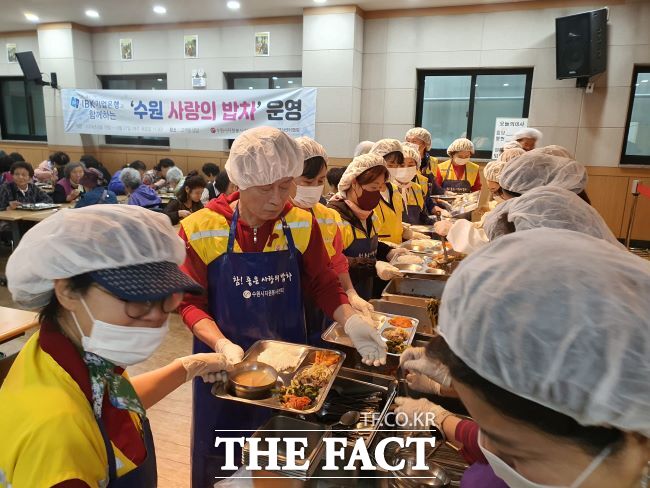 수원시자원봉사센터와 봉사단이 올해 상반기 권선구 고색동 성당에서 사랑의 밥차를 운영하며, 배식 봉사를 하는 모습./수원시자원봉사센터