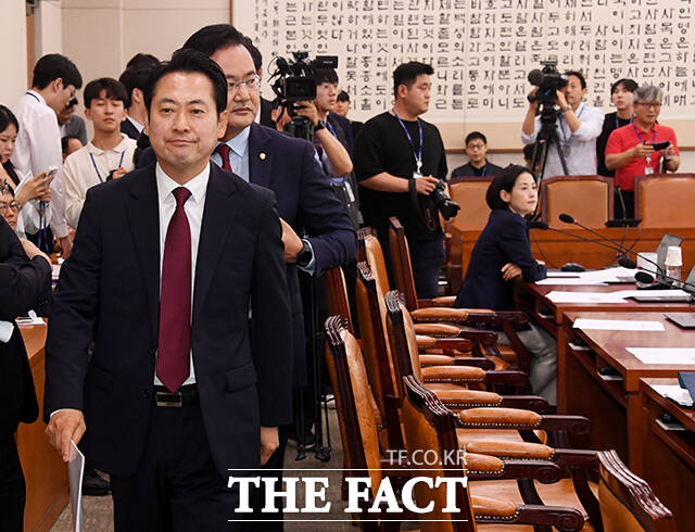 장동혁 국민의힘 의원(왼쪽)이 25일 오전 서울 여의도 국회에서 열린 법제사법위원회 전체회의에 참석한 뒤 다시 회의장을 나서고 있다. /배정한 기자