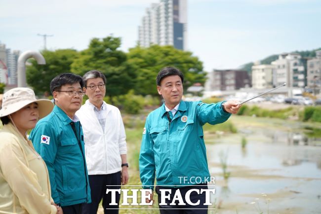 방세환(오른쪽) 광주시장이 재난취약지를 점검하고 있는 모습./광주시