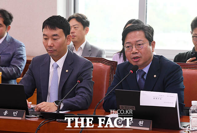 의사진행 발언하는 김승원 법사위 야당 간사(오른쪽).