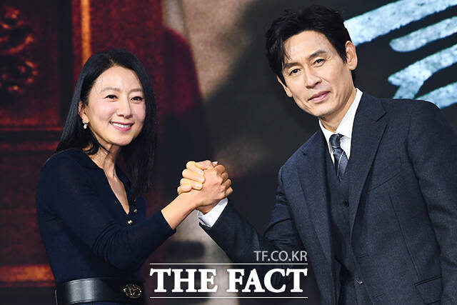 배우 김희애(왼쪽)와 설경구가 출연하는 넷플릭스 시리즈 돌풍은 28일 공개된다. /서예원 기자