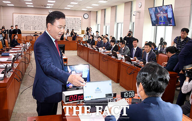 유상범 국민의힘 의원(왼쪽)이 25일 오전 서울 여의도 국회에서 열린 법제사법위원회 전체회의에 참석해 의사일정과 관련해 정청래 법사위원장에게 항의를 하고 있다. /국회=배정한 기자