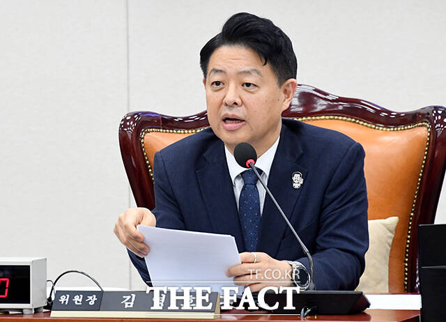 회의 주재하는 김영호 교육위원장.
