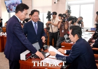  방송3법·방통위법 법사위 통과…'상임위 복귀' 與 반발