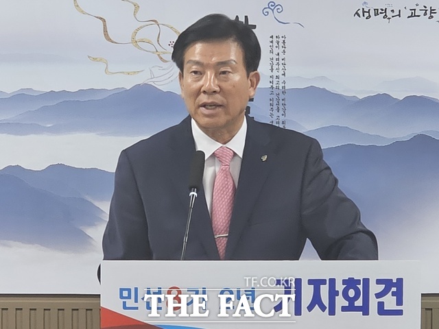 박범인 금산군수가 26일 군청 기자실에서 민선 8기 출범 2주년 기자회견을 열고 주요 성과를 밝히고 있다. /이정석 기자