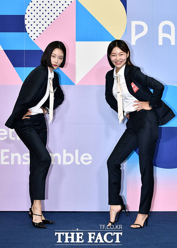 모델 겸 방송인 이현이(왼쪽)와 송혜나가 26일 오전 서울 여의도 KBS에서 열린 2024 파리 하계올림픽 KBS 방송단 발대식에 참석해 포즈를 취하고 있다. /박헌우 기자