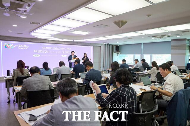 26일 박경귀 아산시장이 민선 8기 취임 2주년 기자회견을 갖고 질의 응답을 하고 있다. /아산시