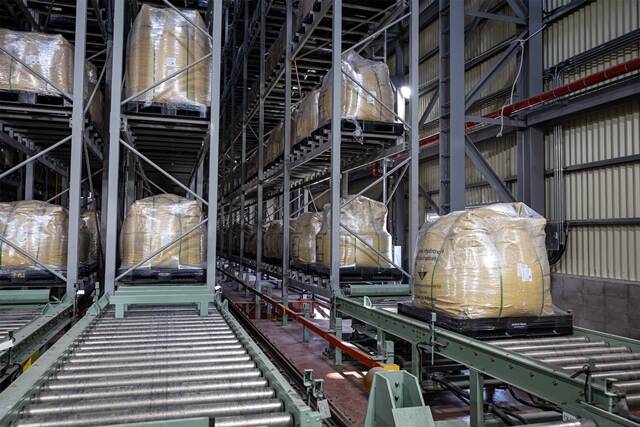 포스코필바라리튬솔루션 광양공장에서 완성된 리튬 소재가 포장돼 창고로 이동하고 있다. /포스코그룹