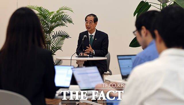 한덕수 국무총리가 26일 오전 서울 종로구 정부서울청사 별관 열린소통포럼에서 출입기자단 백브리핑을 갖고 있다. /임영무 기자