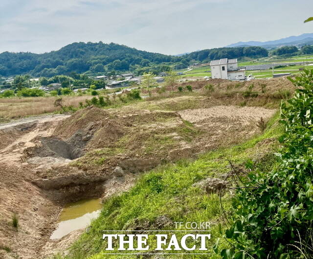 나주시 봉황면 일대 구거가 성토가 금지된 폐골재 등으로 무단 매립돼 사라지고 물길이 막히면서 장마를 앞둔 주민들이 침수 피해 불안에 떨고 있다./나주=김현정 기자