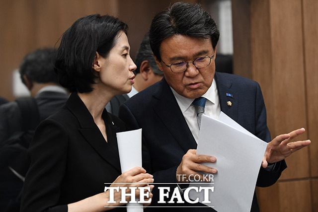 황운하 조국혁신당 원내대표(오른쪽)와 박은정 의원이 검찰개혁 4법 발표 기자회견을 앞두고 대화하고 있다.