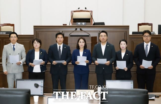 민주당 소속 김포시의원들이 26일 원 구성 관련 입장문을 내고 국민의힘 압박에 나섰다./정영혜 김포시의원