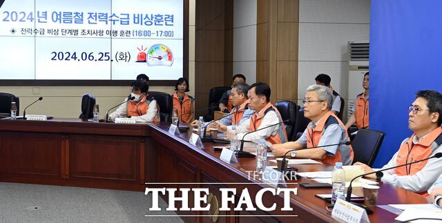 김동철 한국전력 사장(오른쪽에서 두 번째)이 25일 전남 나주 본사에서 비상훈련을 주재하고 있다. / 한국전력공사