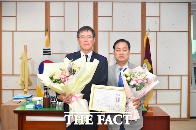 전북자치도 완주군의회 이주갑 의원이 대한민국시군자치구의장협의회로부터 ‘대한민국지방의정봉사상’을 수상했다. /완주군의회