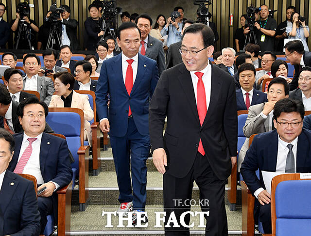 회의장 들어서는 국회부의장 후보 경선에 나선 박덕흠 의원(왼쪽)과 주호영 의원.