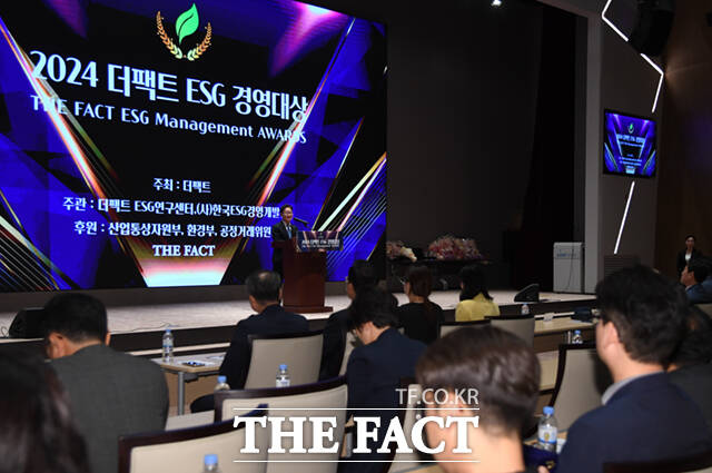 박범계 더불어민주당 의원이 27일 오후 서울 영등포구 여의도 한국거래소(KRX) 컨퍼런스홀에서 열린 제1회 ESG 경영대상 시상식에서 축사를 하고 있다. /이새롬 기자