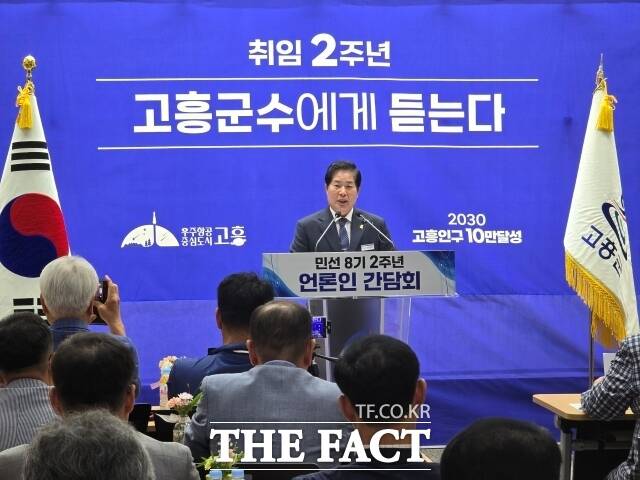 공영민 고흥군수가 27일 민선8기 2주년 언론인 간담회에서 지난 2년간 군정 주요 성과와 앞으로 군정 운영방향에 대한 설명을 하고 있다./고흥=오중일 기자