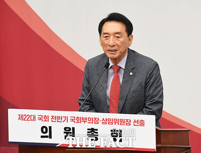외교통일위원장 후보로 선출된 김석기 의원이 당선인사를 하고 있다.