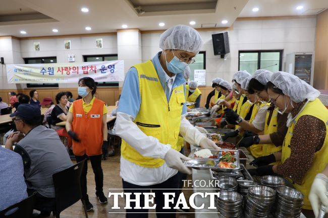 시민구단인 수원FC 최순호 단장이 27일 고색동성당에서 열린 ‘사랑의 밥차’ 행사에 참여하고 있다./수원시자원봉사센터