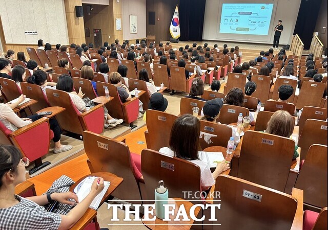 천안교육지원청 대회의실에서 진행된 목요강좌 모습. /천안교육지원청