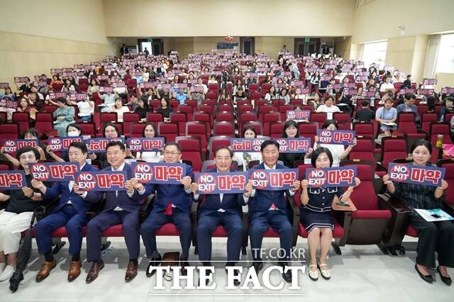 하윤수 부산시교육감이 27일 교육연구정보원에서 열린 학부모 대상 청소년 마약류 예방 심포지엄에 참석했다./부산시교육청