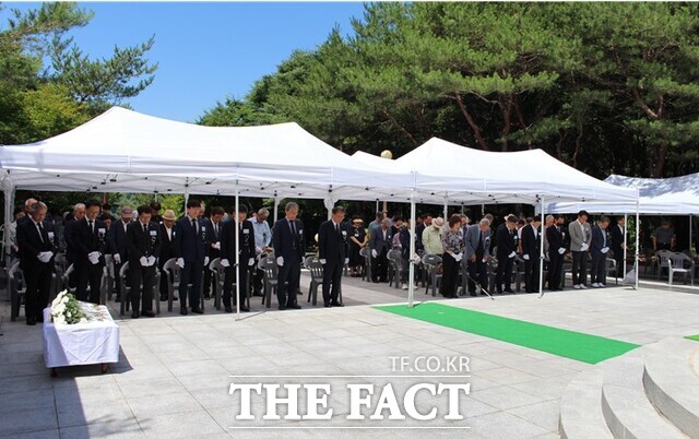 28일 한국도로공사 대전충남본부가 순직자 위령탑에서 경부고속도로 건설순직자 위령제를 열고 있다. /한국도로공사 대전충남본부