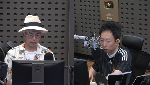 김태호 PD(왼쪽)가 KBS 라디오 쿨FM 박명수의 라디오쇼에 출연해 나영석 PD와 동시간대 예능을 하게 된 소감을 밝혔다. /라디오쇼 캡처