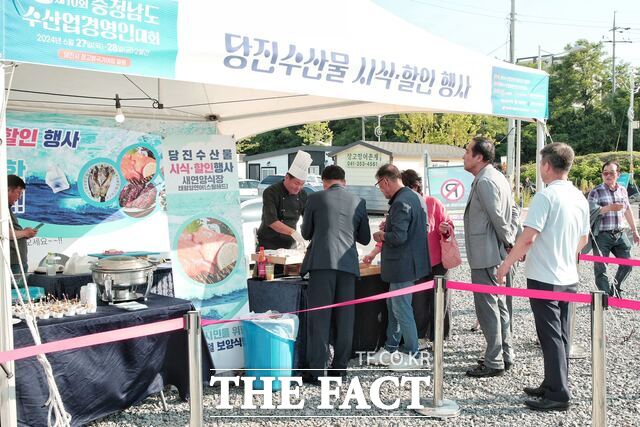 27일 당진산 연어 시식 홍보 행사 장면. /당진시