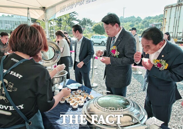 27일 당진산 연어 시식 홍보 행사 장면. /당진시