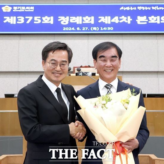 김동연 경기도지사는 27일 저녁 자신의 페이스북에 올린 글에서 오늘 경기도의회의 본회의는 무척이나 특별했다.염종현 의장님의 마지막 연설이 있었기 때문이다. 여야 동수라는 전례 없는 상황에서 가장 모범적인 협치를 이끌어주신 염종현 의장님, 진심으로 감사하다고 밝혔다./김동연 SNS