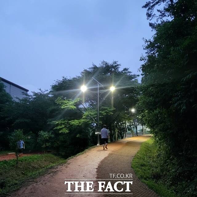 해남군의 맨발걷기 명소로 자리잡고 있는 우슬산책로에 가로등이 설치돼 오는 29일부터 군민들이 야간에도 안전하고 편안하게 맨발산책로를 이용할 수 있게 됐다./해남군