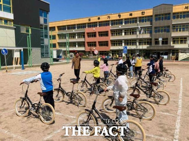 광명시는 관내 초·중학생들의 안전한 자전거 타기 문화 정착을 위해 ‘찾아가는 자전거 안전교육’을 실시하고 있다./광명시