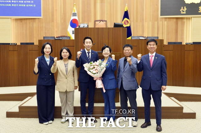 세종시의회 전반기와 후반기 의장단이 기념촬여을 하고 있다. 사진왼쪽부터 김효숙 제1부의장(후반기), 박란희 부의장(전반기),임채성 후반기 의장, 이순열 전반기 의장, 김훙식 부의장(전반기), 박동빈 제2부의장(후반기).