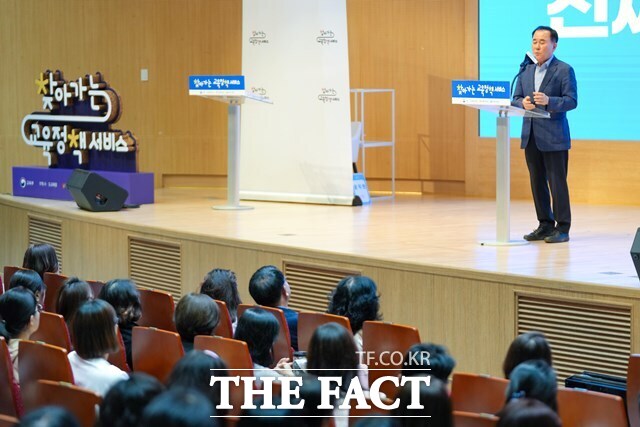 김지철 교육감이 28일 충남교육청과학교육원에서 열린 사교육을 줄이는 진짜 공부법’ 토크 콘서트에 참석한 학부모들에게 인사말을 하고 있다.