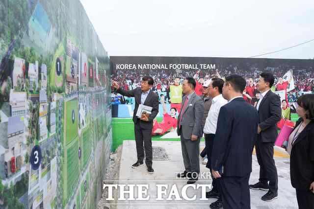 박상돈 천안시장이 27일 대한민국 축구종합센터 천안시 생활체육시설 준공 현장을 둘러보고 있다. /천안시