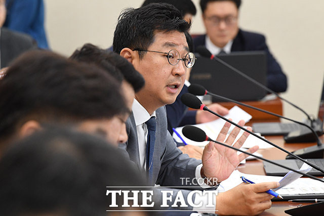 이정식 장관을 상대로 질의하는 김태선 더불어민주당 의원.