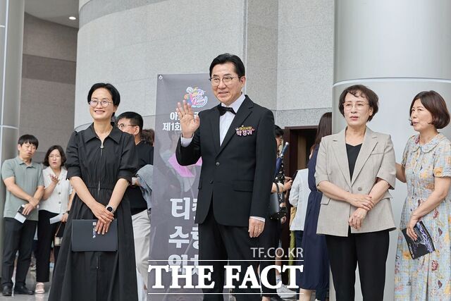 박경귀 아산시장이 ‘아트밸리 아산 제1회 오페라 축제’에 참석해 관객들과 인사하고 있다. /아산시