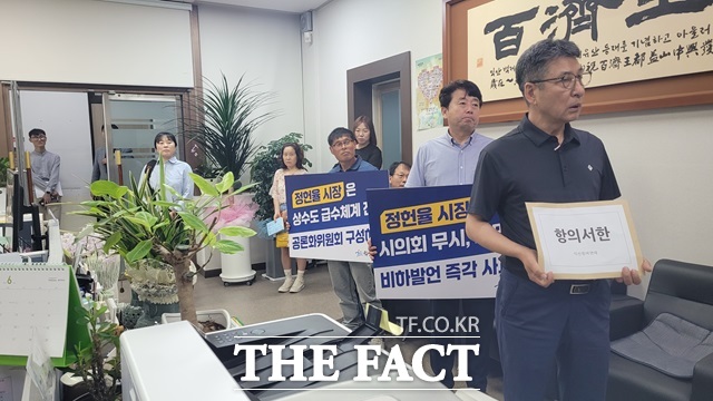 익산참여연대는 지난달 27일 기자회견에 이어 정헌율 시장의 시민비하, 시의회 무시와 관련한 진정어린 사과와 함께 광역상수도 요금인상 자료를 투명하게 공개하고 공론화위원회 구성을 촉구하는 항의서한을 전달했다.사진/홍문수 기자