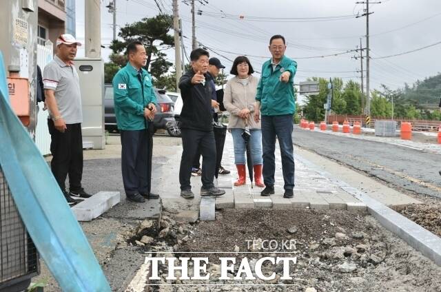 명현관 전남 해남군수가 지난 29일부터 이틀간 집중호우가 이어진 관내 농경지와 주요 사업장 현장을 점검하고 피해가 발생하지 않도록 실시간 대응에 철저를 기해 줄 것을 당부했다./해남군