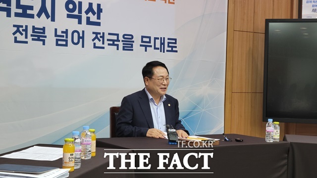 정헌율 익산시장이 지난달 28일 익산시청 상황실에서 민선 8기 2주년 기념 기자회견을 하고 있다.사진/홍문수 기자