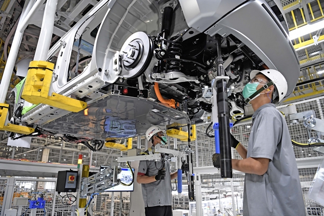 현대자동차 인도네시아 생산법인(HMMI) 아이오닉5 조립라인에서 작업자가 차량하부에 배터리를 비롯한 부품들을 장착하고 있다. /현대자동차