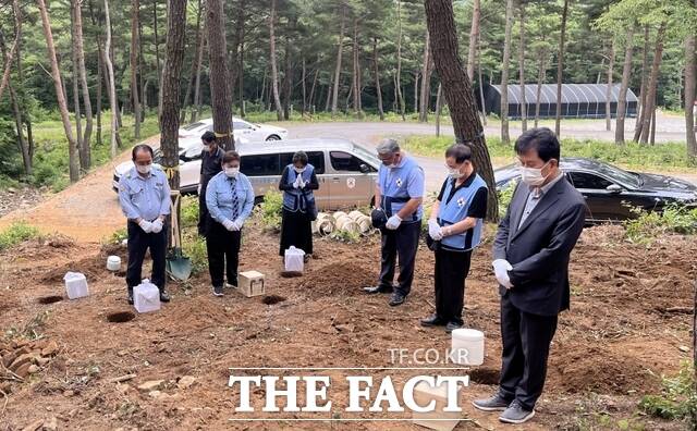 서천군이 무연고 사망자의 유골 36기를 보령시 국립기억의숲 수목장에 안치하고 예를 갖추고 있다. / 서천군