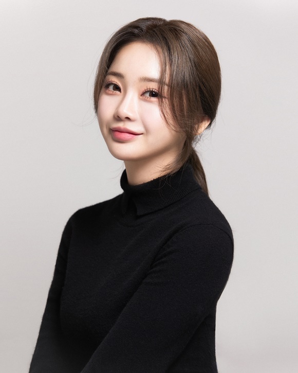 트로트 가수 홍지윤이 초이크리에이티브랩과 전속계약을 체결했다. /초이크리에이티브랩