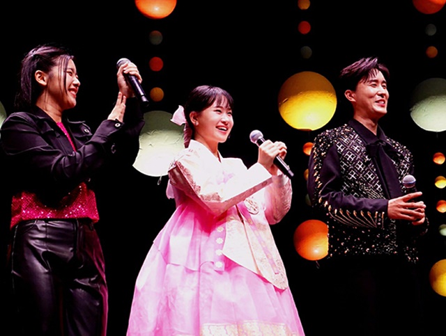트롯 요정 김다현(사진 가운데)이 일본에서 K-트롯의 매력을 발산하며 감동을 안겼다. 한복을 입고 열창해 K-트롯 전도사 납셨다는 일본 관객들의 찬사를 들었다. /그레인엔터테인먼트