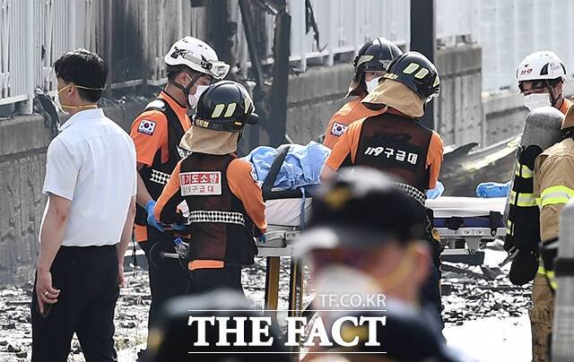 지난달 24일 아리셀 공장 화재 현장에서 소방대원들이 시신을 수습하고 있다. /박헌우 기자