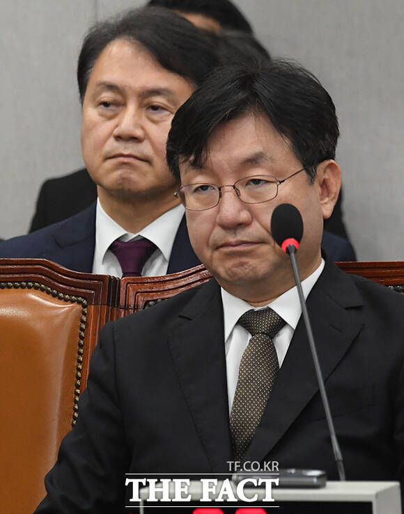 질의 듣는 김주현 민정수석(왼쪽)과 성태윤 정책실장.