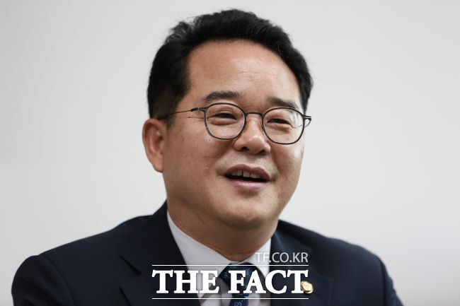 더불어민주당 민병덕 국회의원이 1일 경기도의회에서 <더팩트>와 인터뷰하고 있다./유명식 기자